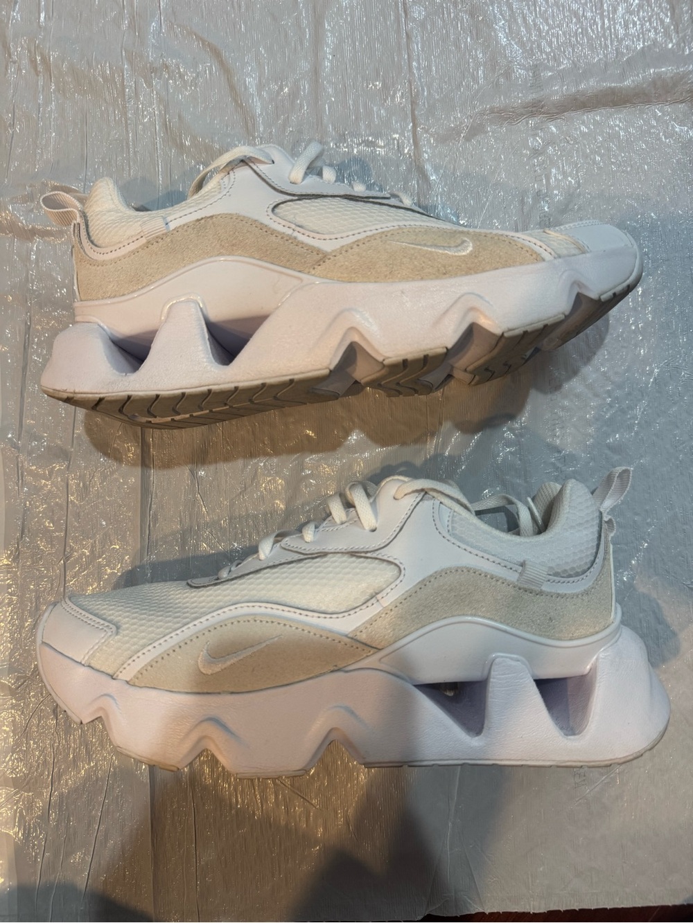 Nike RYZ Sneakers